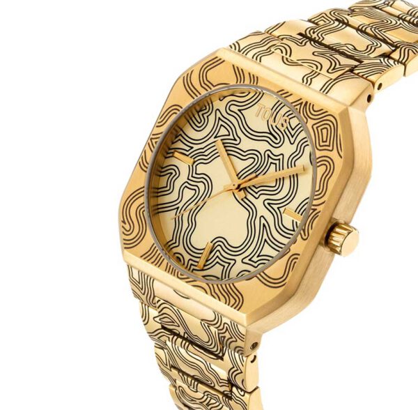 Reloj analógico TOUS 3000140000 Lit para mujer con brazalete y caja de acero dorado con gravado. Diámetro caja: 35 mm x 43,5 mm. Esfera: de acero estampada. Cristal: mineral plano redondo. Funciones: hora, minutos y segundos. Movimiento: cuarzo japonés. Impermeable: 5 ATM. Brazalete: 22mm x 18mm x 73 mm / 22mm x 18mm x 73mm. Cierre desplegable con pulsadores.